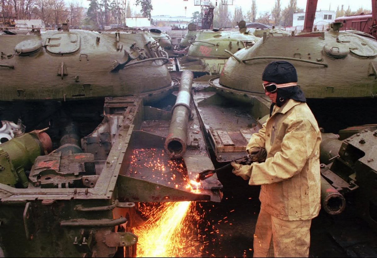 trip_to_valkiri's tweet photo. T-62 MBTs being cut up at Kyiv armored vehicle repair plant, 1995. https://t.co/3677KRd0JP