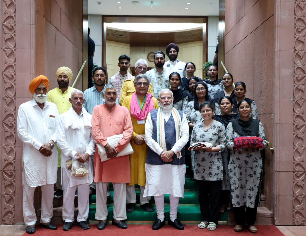 BJP4Haryana's tweet photo. #NationalHandloomDay के अवसर पर पंजाब की प्राकृतिक खेती पहल ‘खेती विरासत मिशन (KVM)’ के 20 सदस्यीय प्रतिनिधिमंडल ने आज संसद भवन में माननीय प्रधानमंत्री श्री @narendramodi जी से भेंट की।

प्रतिनिधिमंडल ने प्रधानमंत्री जी को प्राकृतिक खेती से उगाई गई स्वदेशी (नॉन-बीटी) कपास से तैयार, हाथ से काता और हाथ से बुना खादी का भारतीय तिरंगा भेंट किया। यह तिरंगा केवल एक उपहार नहीं, बल्कि भारत की मिट्टी, किसानों के परिश्रम और हमारे बुनकरों की विरासत का प्रतीक है।

प्रधानमंत्री मोदी जी ने वर्षों से खादी, हस्तशिल्प और स्थानीय उत्पादों को देश की पहचान बनाने का निरंतर प्रयास किया है। उनके प्रोत्साहन ने बुनकरों, कारीगरों और प्राकृतिक खेती से जुड़े किसानों के आत्मविश्वास को नई शक्ति दी है और “Vocal for Local” को जन-जन का अभियान बनाया है।