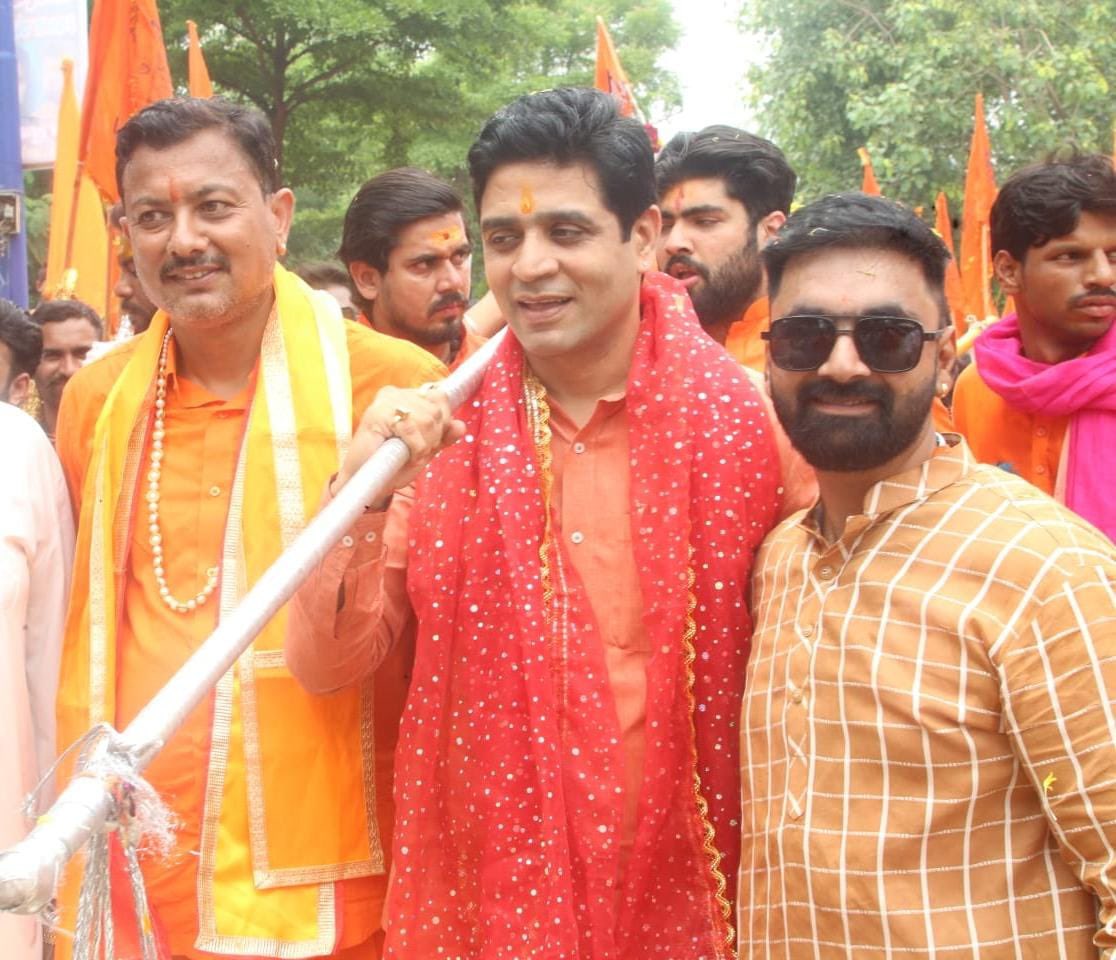 DeepakJainTinu's tweet photo. इंदौर में आयोजित बाणेश्वरी कांवड़ यात्रा में सम्मिलित होकर कांवड़ियों के साथ इस पावन यात्रा का हिस्सा बनने का अवसर मिला। यात्रा के संयोजक एवं विधायक श्री गोलू शुक्ला जी को इस भव्य आयोजन के लिए हार्दिक बधाई एवं शुभकामनाएं।

बाबा महाकाल से प्रार्थना है कि सभी के जीवन में सुख, शांति और समृद्धि बनी रहे तथा देशवासियों पर उनकी कृपा सदैव बनी रहे।

हर-हर महादेव! 🚩

#Sawan #SawanSomwar #HarHarMahadev #श्रावण_मास #ShravanSomwar