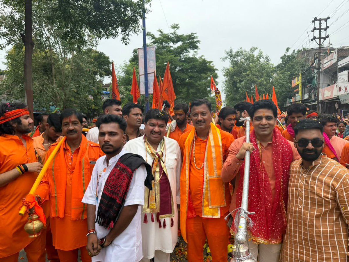 DeepakJainTinu's tweet photo. इंदौर में आयोजित बाणेश्वरी कांवड़ यात्रा में सम्मिलित होकर कांवड़ियों के साथ इस पावन यात्रा का हिस्सा बनने का अवसर मिला। यात्रा के संयोजक एवं विधायक श्री गोलू शुक्ला जी को इस भव्य आयोजन के लिए हार्दिक बधाई एवं शुभकामनाएं।

बाबा महाकाल से प्रार्थना है कि सभी के जीवन में सुख, शांति और समृद्धि बनी रहे तथा देशवासियों पर उनकी कृपा सदैव बनी रहे।

हर-हर महादेव! 🚩

#Sawan #SawanSomwar #HarHarMahadev #श्रावण_मास #ShravanSomwar