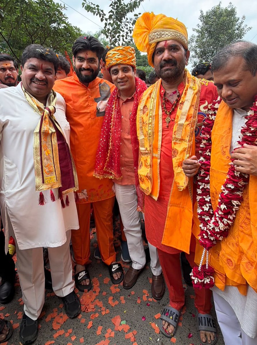 DeepakJainTinu's tweet photo. इंदौर में आयोजित बाणेश्वरी कांवड़ यात्रा में सम्मिलित होकर कांवड़ियों के साथ इस पावन यात्रा का हिस्सा बनने का अवसर मिला। यात्रा के संयोजक एवं विधायक श्री गोलू शुक्ला जी को इस भव्य आयोजन के लिए हार्दिक बधाई एवं शुभकामनाएं।

बाबा महाकाल से प्रार्थना है कि सभी के जीवन में सुख, शांति और समृद्धि बनी रहे तथा देशवासियों पर उनकी कृपा सदैव बनी रहे।

हर-हर महादेव! 🚩

#Sawan #SawanSomwar #HarHarMahadev #श्रावण_मास #ShravanSomwar
