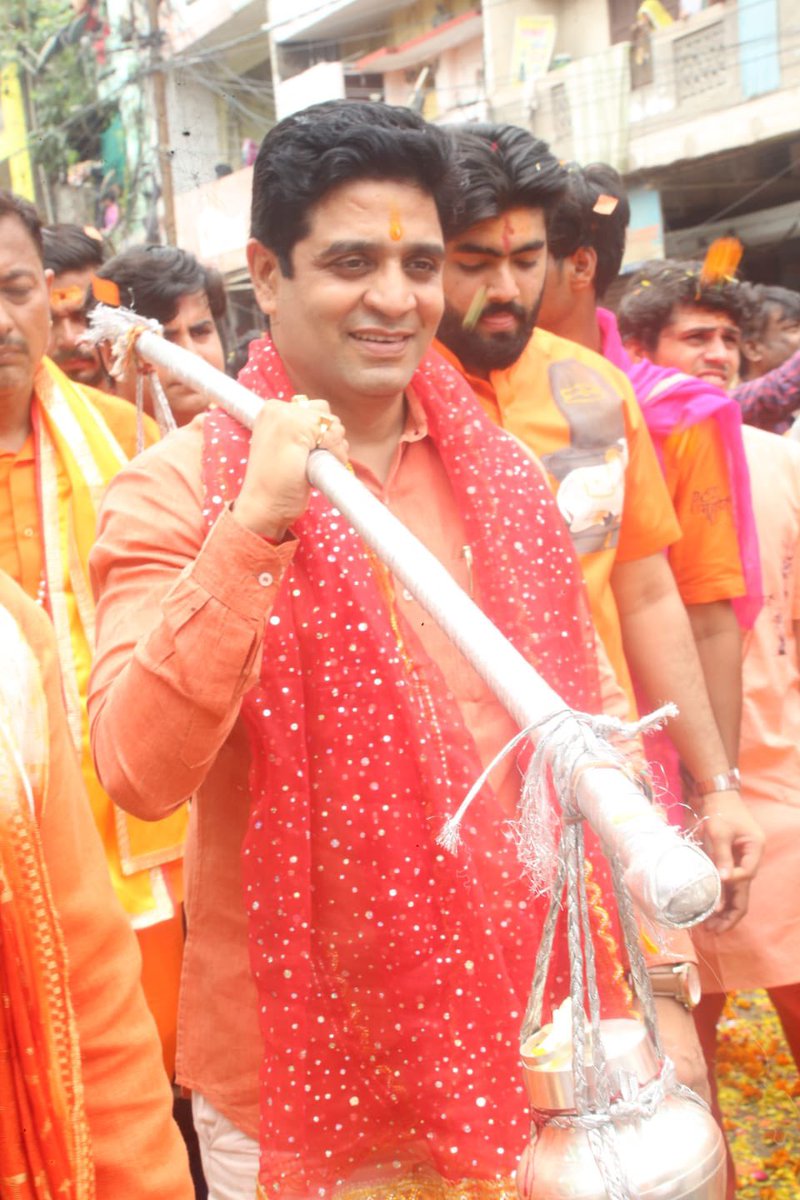 DeepakJainTinu's tweet photo. इंदौर में आयोजित बाणेश्वरी कांवड़ यात्रा में सम्मिलित होकर कांवड़ियों के साथ इस पावन यात्रा का हिस्सा बनने का अवसर मिला। यात्रा के संयोजक एवं विधायक श्री गोलू शुक्ला जी को इस भव्य आयोजन के लिए हार्दिक बधाई एवं शुभकामनाएं।

बाबा महाकाल से प्रार्थना है कि सभी के जीवन में सुख, शांति और समृद्धि बनी रहे तथा देशवासियों पर उनकी कृपा सदैव बनी रहे।

हर-हर महादेव! 🚩

#Sawan #SawanSomwar #HarHarMahadev #श्रावण_मास #ShravanSomwar