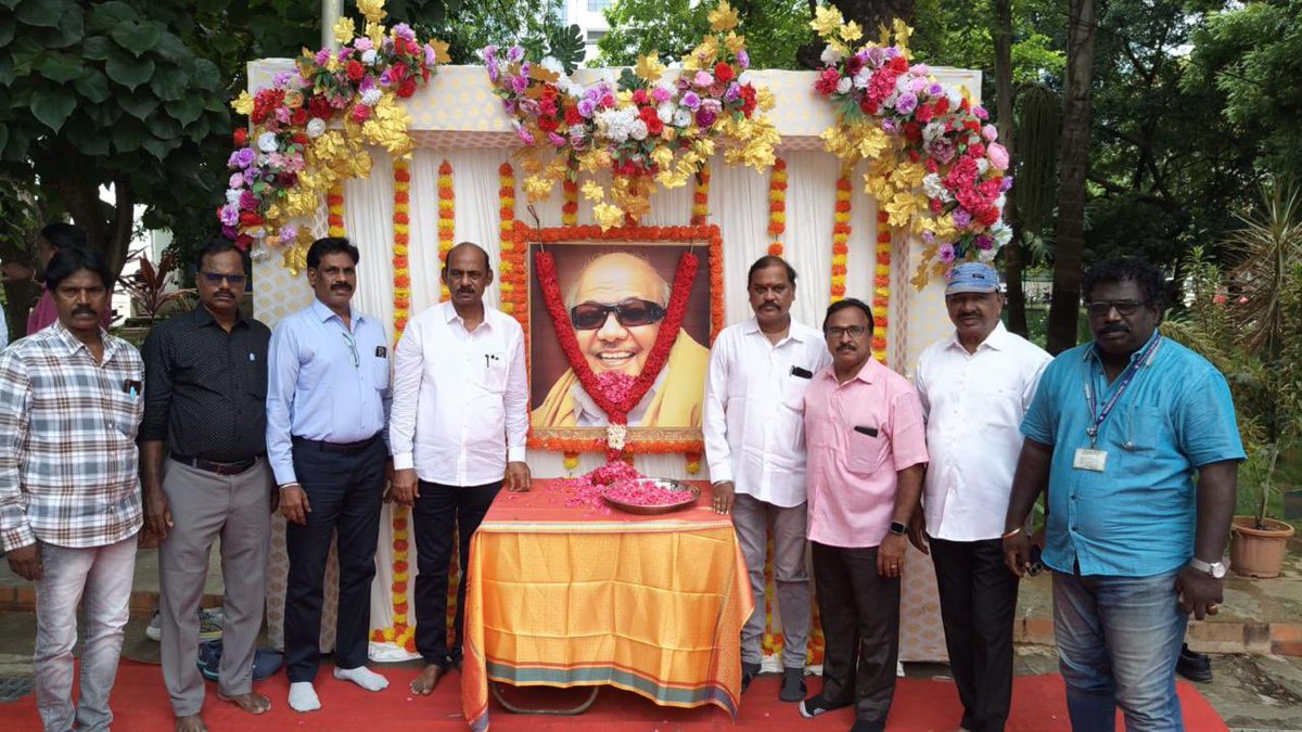 lpfmanimaaran's tweet photo. நம் நெஞ்சமெல்லாம் நிறைந்திருக்கும் முத்தமிழறிஞர் அவர்களின் 8- ஆம் ஆண்டு நினைவு நாளையொட்டி மின் வாரிய தலைமை அலுவலக வளாகத்தில் அவரது திருஉருவ படத்திற்க்கு மலர்தூவி மரியாதை செலுத்தி அவரது புகழை போற்றி வளாகத்தில் பணிபுரியும் பணியாளர்களுக்கு உணவு வழங்கி வணங்கினோம். https://t.co/g8r2wVez2j
