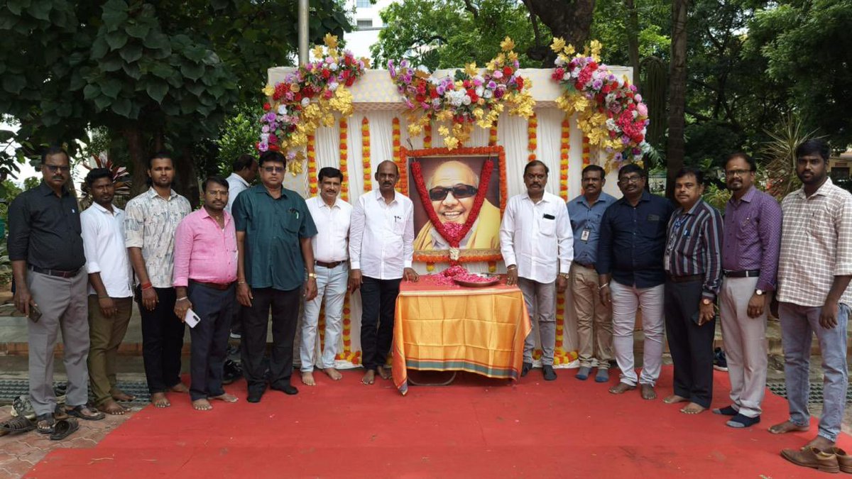 lpfmanimaaran's tweet photo. நம் நெஞ்சமெல்லாம் நிறைந்திருக்கும் முத்தமிழறிஞர் அவர்களின் 8- ஆம் ஆண்டு நினைவு நாளையொட்டி மின் வாரிய தலைமை அலுவலக வளாகத்தில் அவரது திருஉருவ படத்திற்க்கு மலர்தூவி மரியாதை செலுத்தி அவரது புகழை போற்றி வளாகத்தில் பணிபுரியும் பணியாளர்களுக்கு உணவு வழங்கி வணங்கினோம். https://t.co/g8r2wVez2j