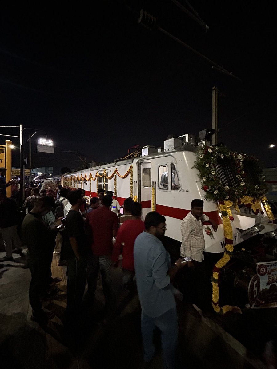 PantryCar's tweet photo. The Fan Frenzy around the Locomotive 😍
#TamilNaduExpress #50GloriousYears #IndianRailways #IRFCA https://t.co/yMjsHpuSQ7