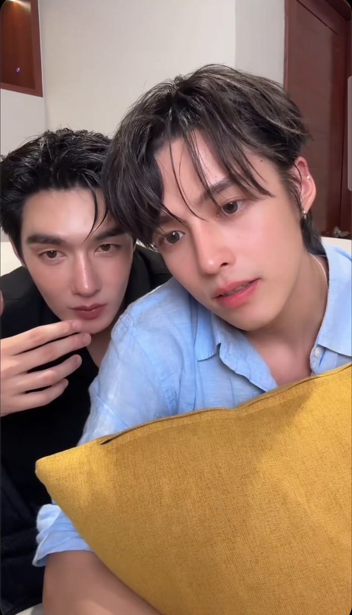 HiTouch156's tweet photo. 🦔 : เค้าบอกเธอสวยมาก เฮง
🧔🏻‍♂️ : ใช่ รู้มั้ยว่าเราน่ารักมากเลยนะ 

จะเขินคำชมพี่ตี๋ หรือเขินความสวยน้องเฮงก่อนดี
หนูสวยจริงๆอะน้องเฮง 😍

DBTE RULES EP7
#อย่าขอพี่เจนEP7
#TeeBoonyakait #Hengmarkii https://t.co/Hm6kgyeVus
