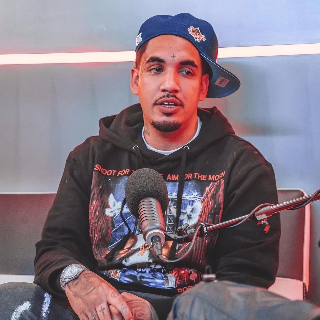 RapMais's tweet photo. 👀 FENIX FLEXIN ADMITE USO DE IA EM “RUBBERZ” APÓS POLÊMICA SOBRE COMO A MÚSICA FOI CRIADA

Depois de negar repetidamente às suspeitas envolvendo IA na faixa viral, o rapper reconheceu que a tecnologia foi usada, mas afirma que não participou do processo de gravação.

“EU NUNCA DISSE QUE NÃO USEI IA. DISSE QUE ELA NÃO TEVE NADA A VER COM O PROCESSO DE GRAVAÇÃO. NÃO TEM NADA DE ERRADO EM USAR UMA NOVA TECNOLOGIA COMO FERRAMENTA. ACOMPANHE OS TEMPOS OU FIQUE PARA TRÁS.”