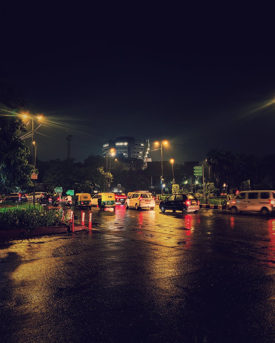 humorosaurus's tweet photo. Mandi House, post rain https://t.co/0WBjRD4xNw