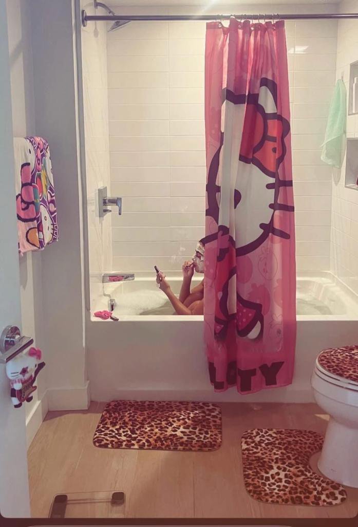 Nexiraluv's tweet photo. Nobody: 

Girls apartments when they live alone https://t.co/lIP57otacZ