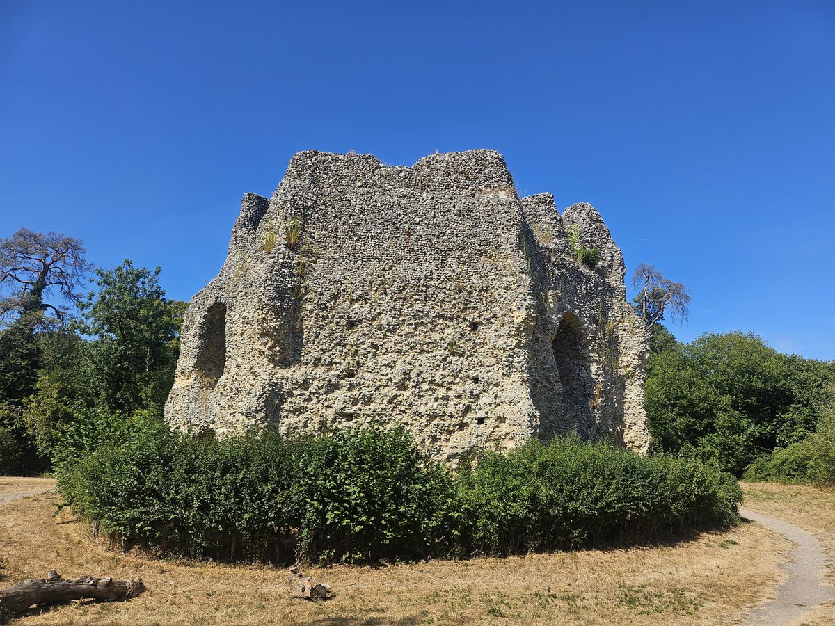 garethicke's tweet photo. Been exploring Odiham Castle near Basingstoke. 

Built in 1207, it was one of only three castles ever built by King John. 

He rode from here in June 1215 to put his seal on the Magna Carta. 

It's been in ruins since at least 1605. https://t.co/aUAi0a4Ku4