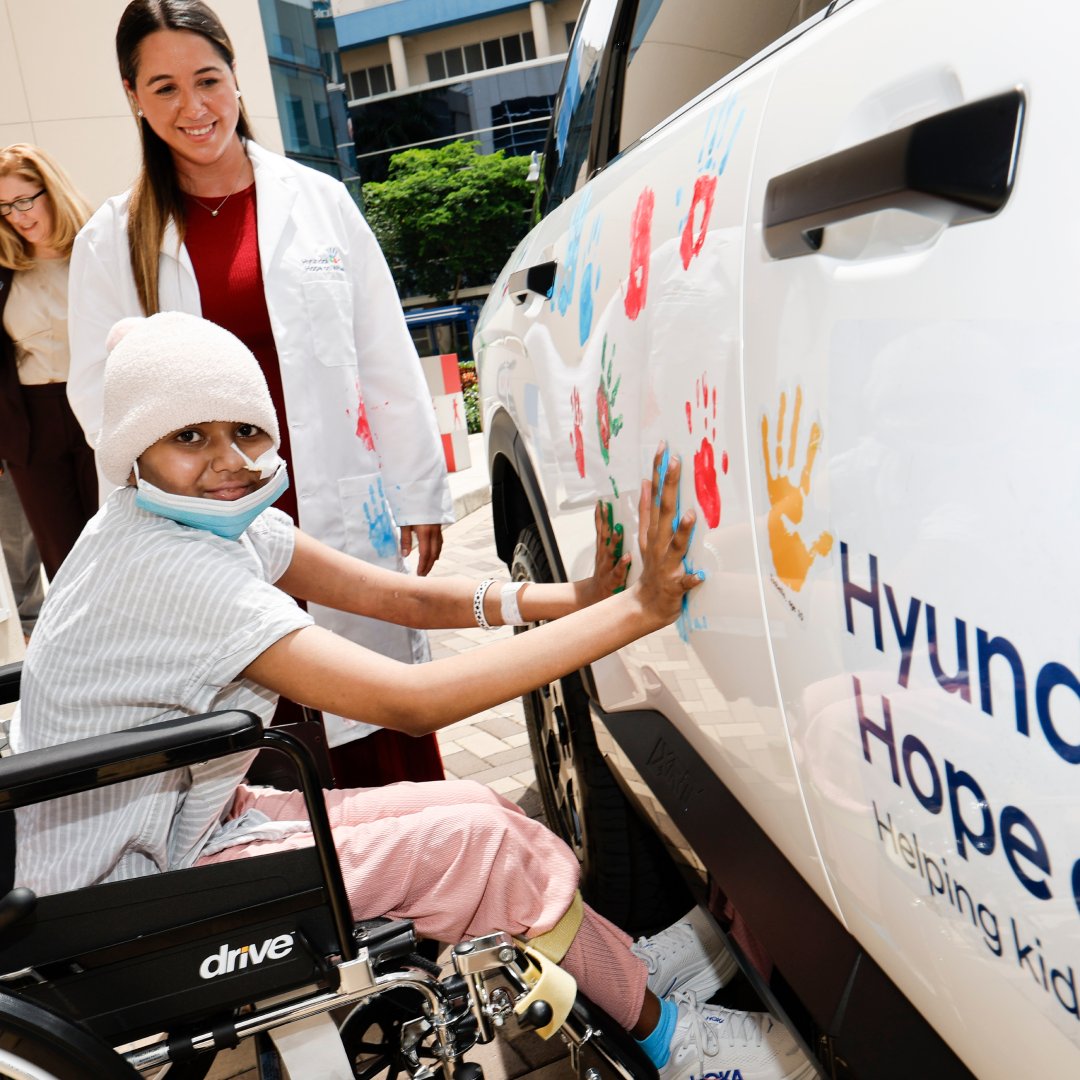 hopeonwheels's tweet photo. Hope and handprints at our Handprint Ceremony at @jdchospital. 🖐️ https://t.co/VekY9rgW6s
