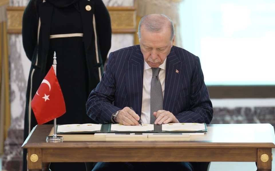 by_aybuke's tweet photo. Türkiye Suudi Arabistan ve Pakistan, Ortak Savunma Anlaşması imzaladı
er türlü saldırganlığa karşı kolektf caydırıcılığı güçlendirmeyi amaçlamakta ve üç devlettn herhangi birine karşı gerçekleştirilecek bir silahlı saldırının hepsine karşı yapılmış saylacağnı hükme bağlamaktadır https://t.co/2VQ1yrgdOl
