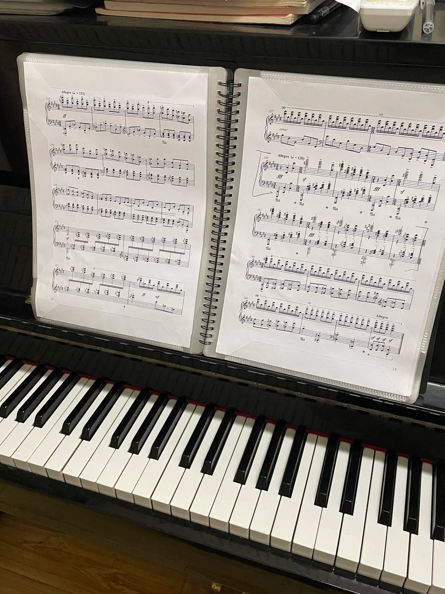 Aria_V8's tweet photo. Today is the time to play the piano https://t.co/WVIKxflPSY