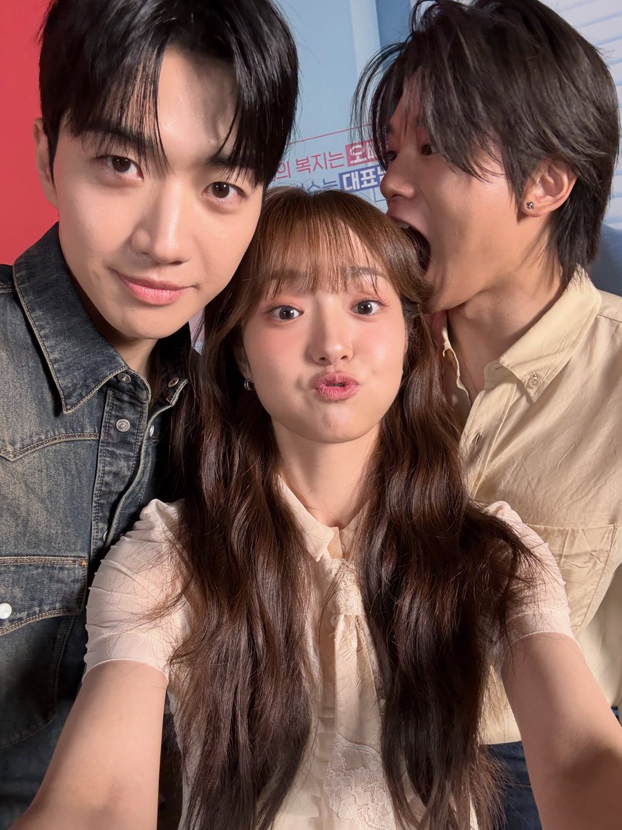 igotwodays's tweet photo. Abis translate interview allure mereka ber3 bisa w simpulin kalo:
- seorang #ChaWoomin bisa keliatan sangat2 enjoy dari awal sampe akhir dan bahkan ketawa lepas saat interview 🥹 (terutama kl denger keasbunan hyungnya😆)
- w cocok bgt sama asbun dan humornya #KangHoon 🫶wkwkwk ky kok dia bisa kepikiran misalin kalo tahi lalat di ubun2 kepala 😭 
- #KimHyejun bener2 happy virus 😍, receh pol 🤣 ga tau sih tp w ngerasanya ky anaknya sweet, kocak, nyambung sama siapa aja

Intinya tektokan chemistry nya dapet bgt ni orang ber3 mau di drama mau di real life.
Luv begete lahh🫰
plis plis plis semoga promonya lancar, penayangan dramanya aman sampe ending. 🙏

#MyBiasMyBoss #최애의사원
#강훈 #김혜준 #차우민