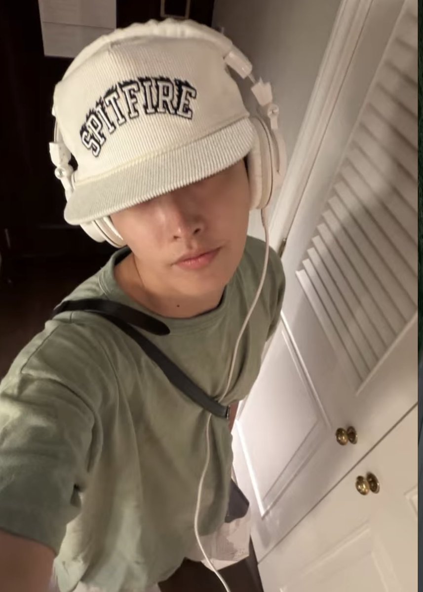 woogurtz's tweet photo. they got bro on house arrest 😭😭😭😭 https://t.co/HpfV6CMOUY