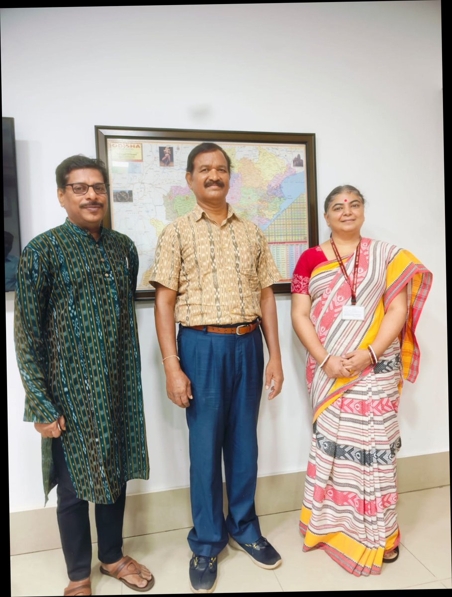 ccaodisha's tweet photo. Celebrated #NationalHandloomDay at the office in handloom weaves. Delighted by a surprise visit from Ex-CCA Sh. Dekhu Turwar, who coincidentally was also dressed in handloom.

 #MyHandloomMyPride #MyProductMyPride @controllerdot @dot_india @dchandlooms01 https://t.co/giS4zZgGCg