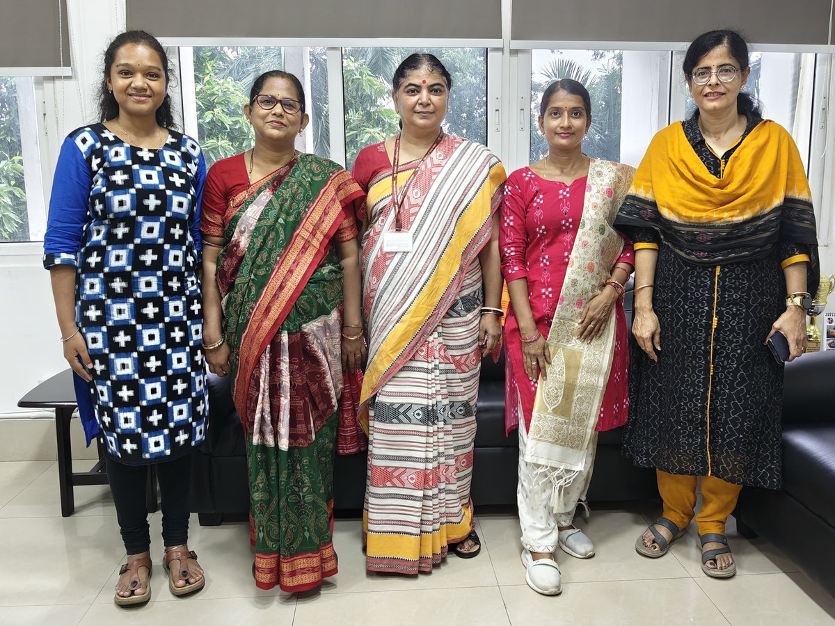 ccaodisha's tweet photo. Celebrated #NationalHandloomDay at the office in handloom weaves. Delighted by a surprise visit from Ex-CCA Sh. Dekhu Turwar, who coincidentally was also dressed in handloom.

 #MyHandloomMyPride #MyProductMyPride @controllerdot @dot_india @dchandlooms01 https://t.co/giS4zZgGCg