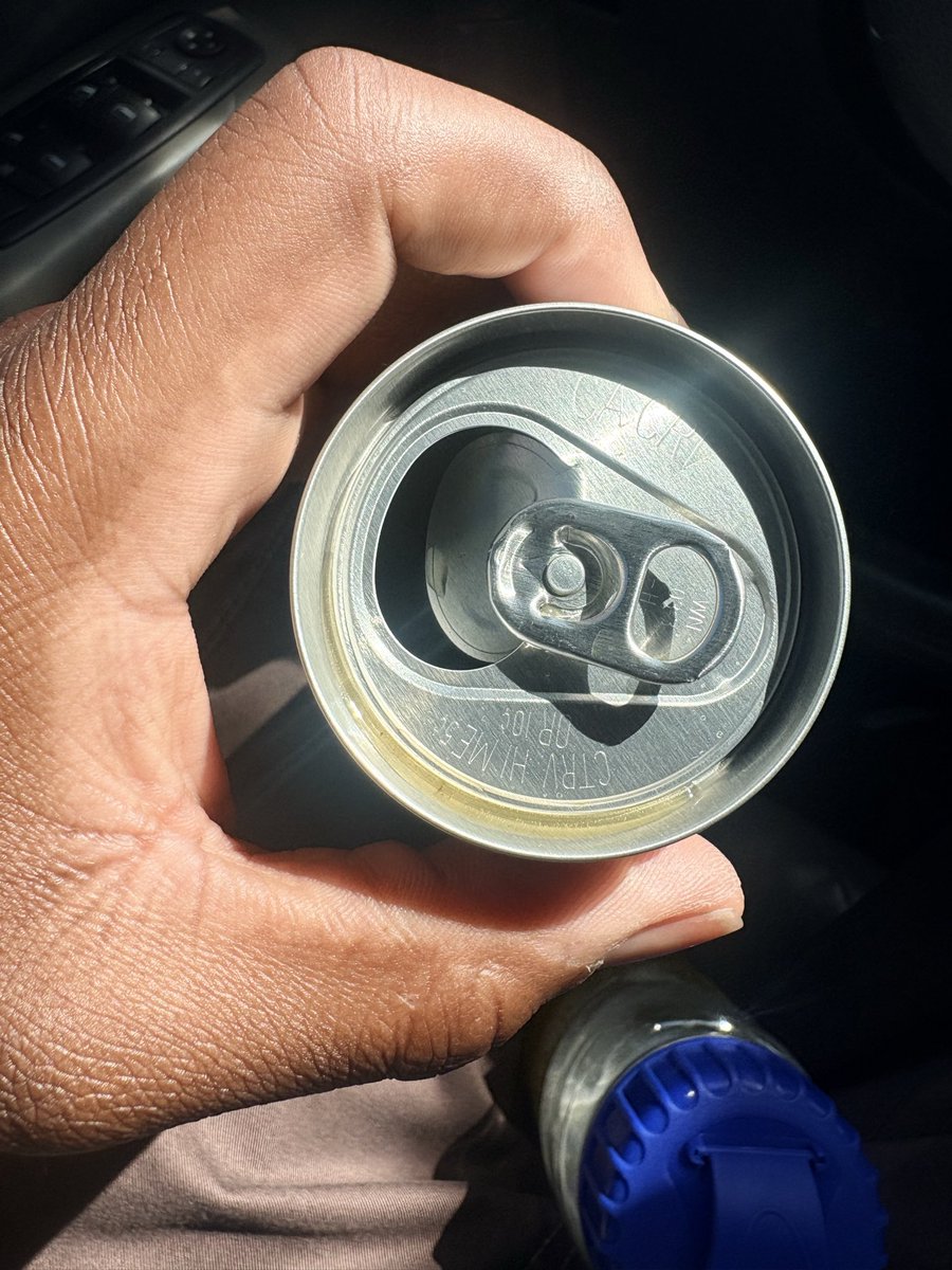 airjr_'s tweet photo. Yo @CelsiusOfficial if I didn’t pour this in a bottle I would have consumed this. wtf is this!!!! 😡 https://t.co/fbigGbB8VZ