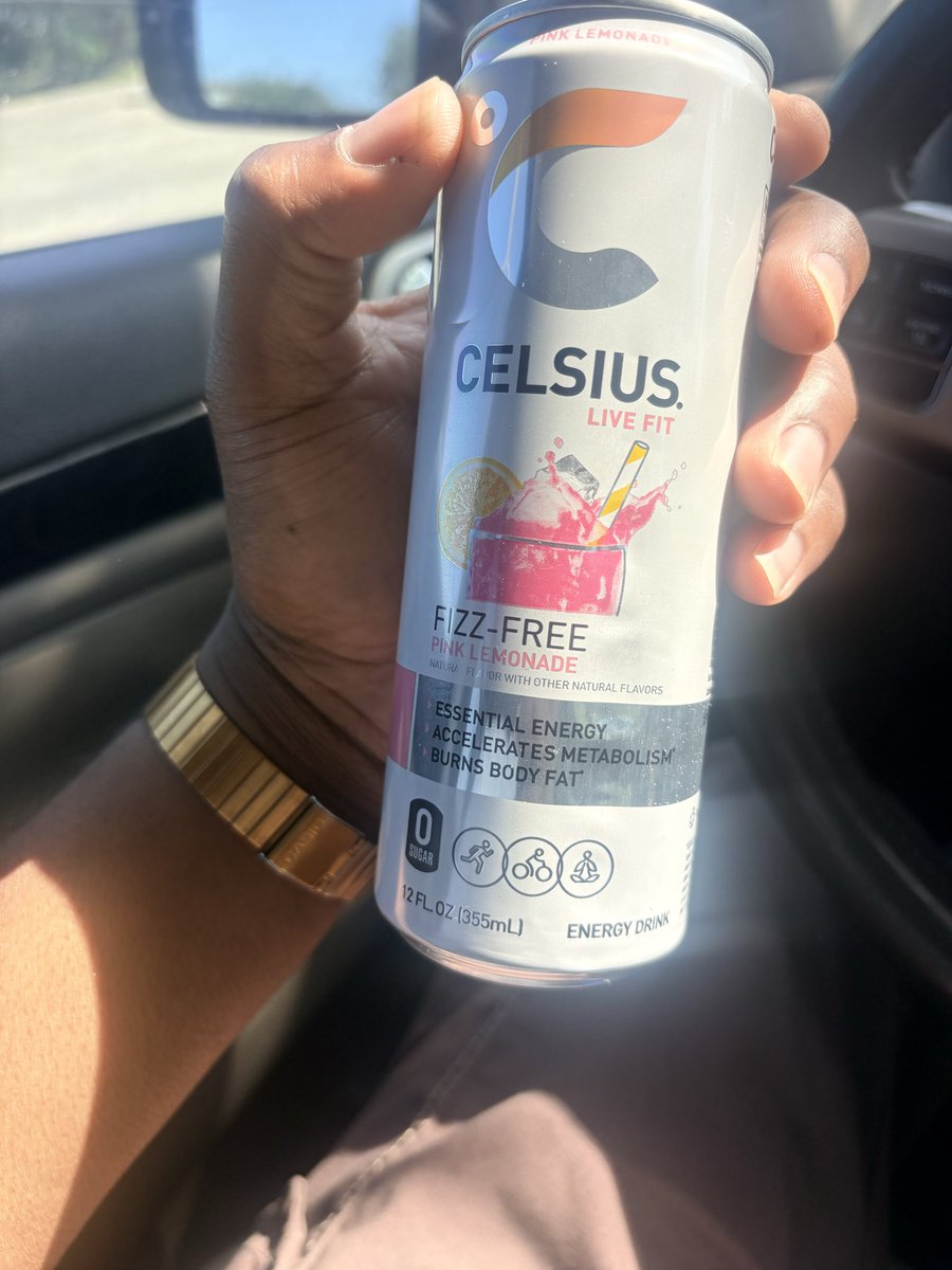 airjr_'s tweet photo. Yo @CelsiusOfficial if I didn’t pour this in a bottle I would have consumed this. wtf is this!!!! 😡 https://t.co/fbigGbB8VZ