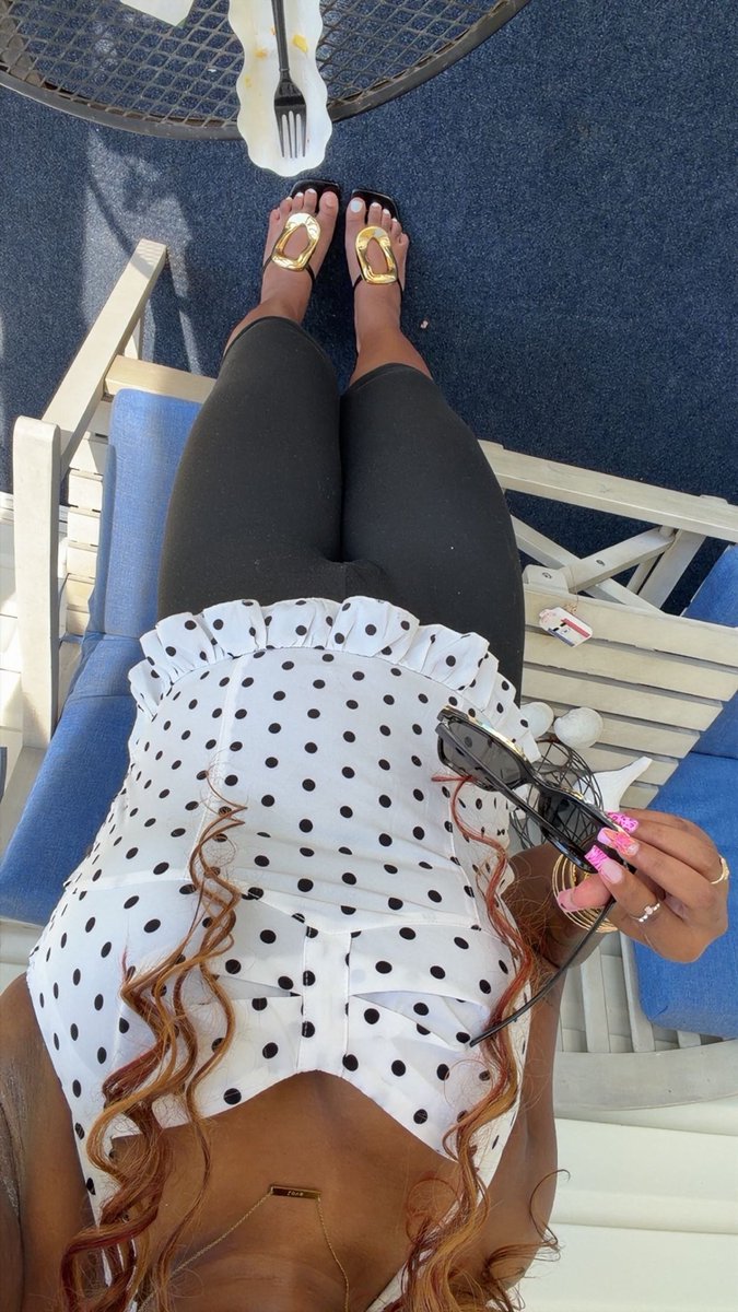 Paristhegodd3ss's tweet photo. worship my pretty feet https://t.co/spa2qCJjZY