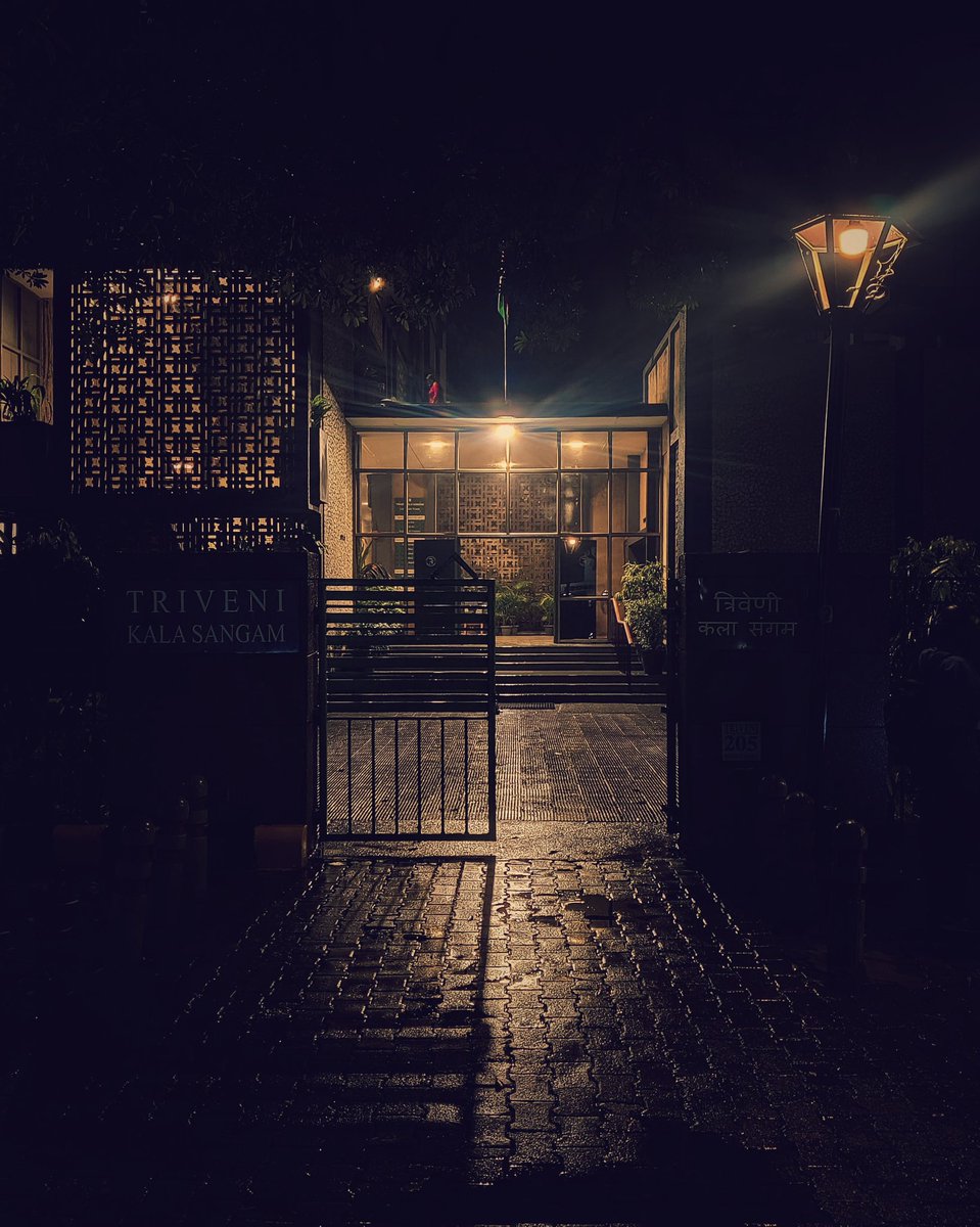 humorosaurus's tweet photo. Mandi House, post rain https://t.co/0WBjRD4xNw
