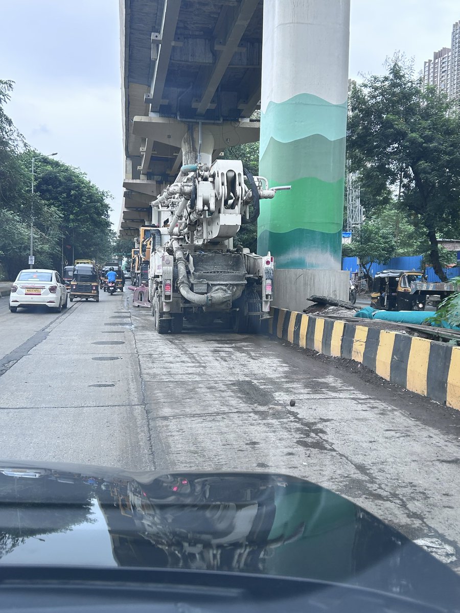 AmitRustagi1981's tweet photo. @MTPHereToHelp @richapintoi @mashrujeet @mybmcWardS @Dev_Fadnavis @CMOMaharashtra @mieknathshinde @mybmc #bhandup #mumbai Park anywhere on LBS Bhandup, Both side parking, No progress on Metro, harrassment for Mumbaikars https://t.co/ZBnDXgn0ks