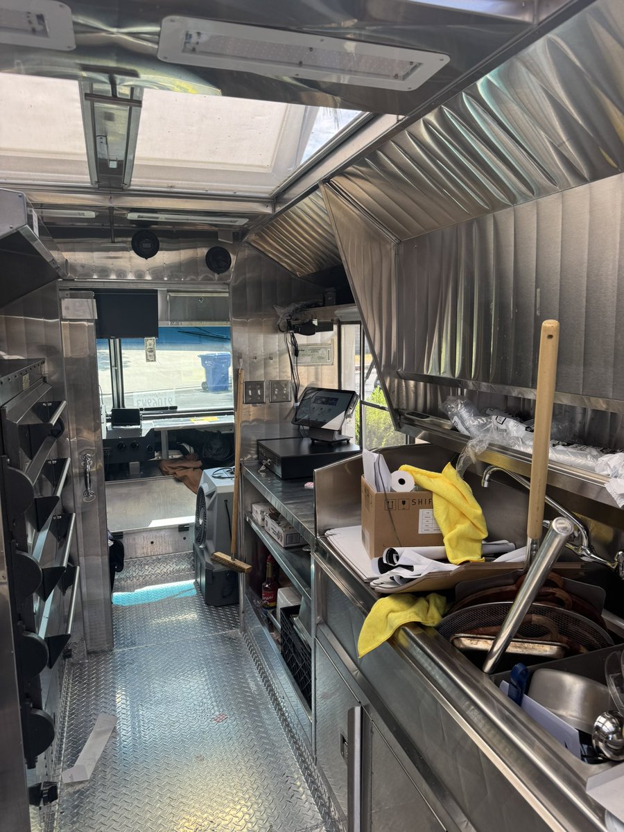 Tanershift4's tweet photo. Shift4Dine New POS upgrade Los Hermanos food truck in CA! 👊  We do our work with passion.🔥We are instilling our love for Shift4Dine in everyone. 💙  🚀🚀😍😍 They loved the new pos system! #Shift4Dine @Shift4 🇨🇾🇨🇾 https://t.co/XoP64mBqDB
