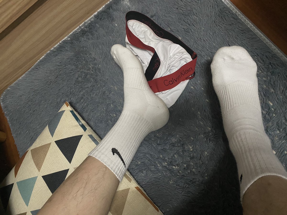 72692370T's tweet photo. 泉州有S嘛 #泉州M #泉州找S #白袜 #泉州 https://t.co/Dwp1dvgZaS
