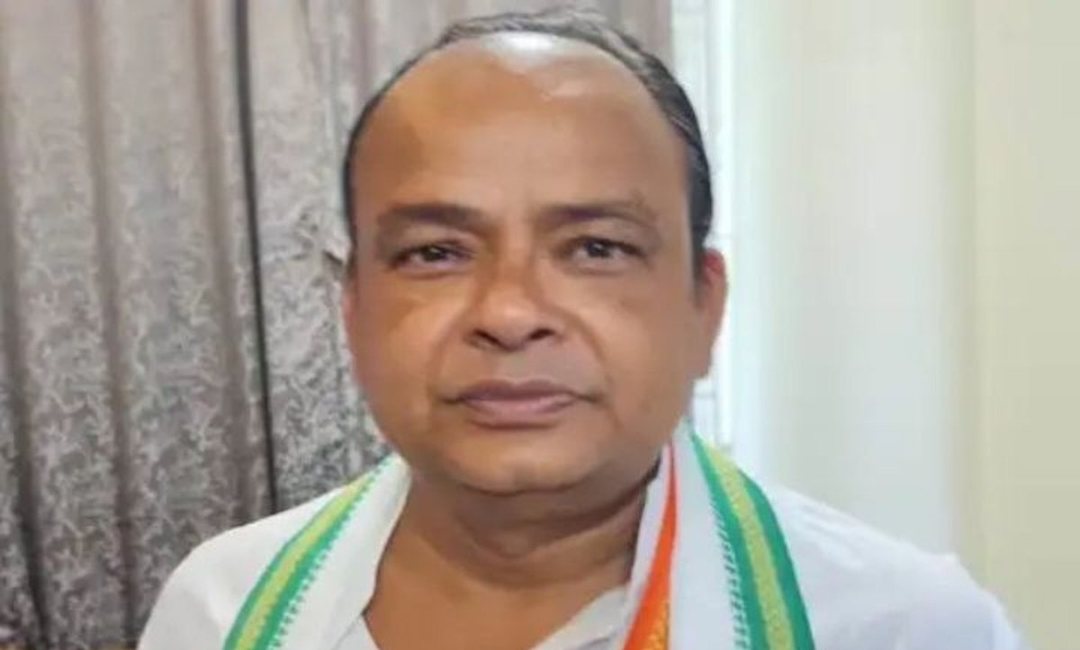 epanchjanya's tweet photo. ये झारखंड के शिक्षा मंत्री हैं।

लेकिन इन्हें ये नहीं पता कि JPSC का फुल फॉर्म।

JPSC की फुल फॉर्म नहीं बता पाए झारखंड के मंत्री।

झारखंड में पेपर लीक को लेकर छात्रों के आंदोलन के बीच राज्य के स्वास्थ्य मंत्री इरफान अंसारी का वीडियो वायरल हुआ है जिसमें वह JPSC की फुल फॉर्म नहीं बता पाए।

मंत्री असमंजस में दिखे और 2 बार झारखंड सिविल सर्विस कहते दिखे।

इसके बाद उन्होंने कहा कि 'पहले बीजेपी से पूछिए, वे बता देंगे तो हम भी बता देंगे।'