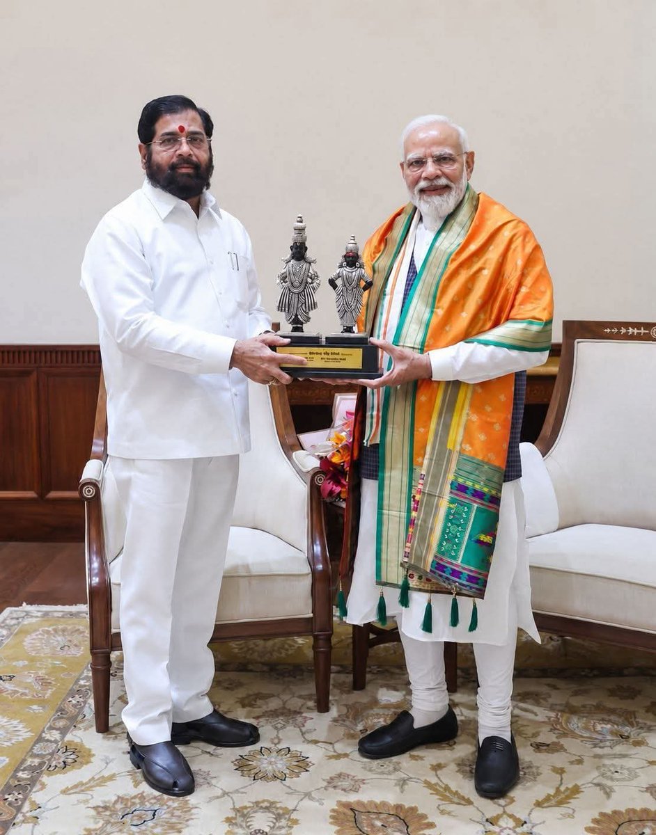 AniketWagharal3's tweet photo. पायात बूट घालून विठ्ठलाची मूर्ती हातात घेणारे दोन मूर्ख माणसं. https://t.co/Tsd6uElRwV