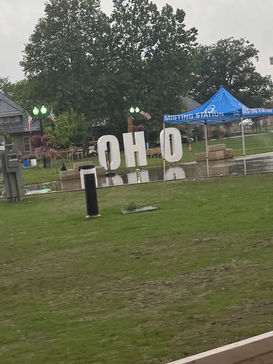 MorganTrau's tweet photo. Someone stole the i at the Oho State Fair 🫪 https://t.co/qoJV7lSNk7