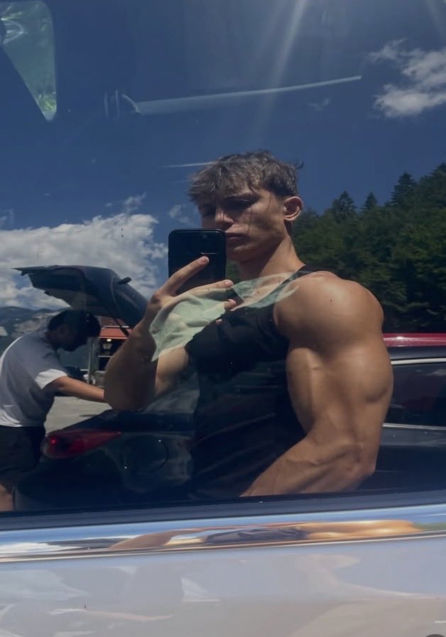 Aiden2004_god's tweet photo. Hot like me https://t.co/2rOqL1yG5r