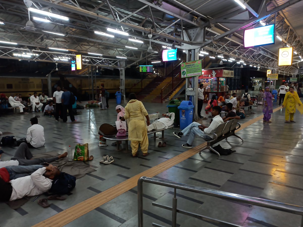 Aviator_mav's tweet photo. @NWRailways @GMNWRailway @RailMinIndia @RailMadad @drmbikaner @RpfNwr This is Hanumangarh junction railway station. Not a single rpf policeman present to see that people are sleeping on benches meant for passengers to sit. And these sadhus. Why are they allowed to sleep on https://t.co/tLSKKp2tBq