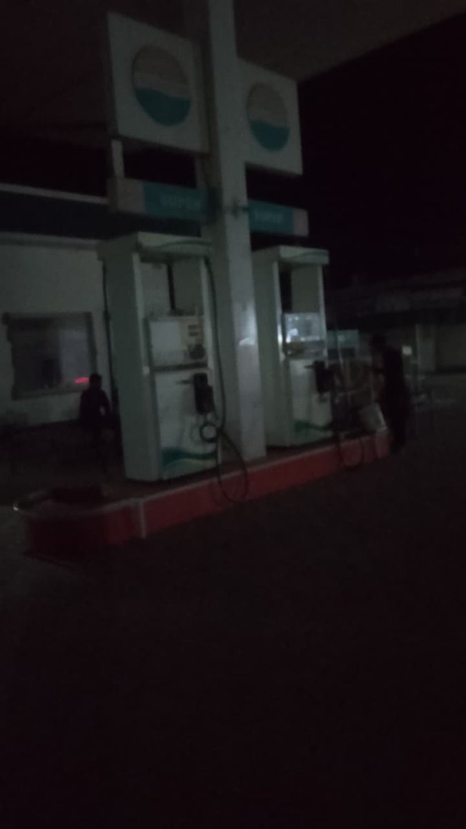 AsadQaiserPTI's tweet photo. پنجاب حکومت کی جانب سے پاکستان تحریکِ انصاف کی رکنِ قومی اسمبلی عنمبر مجید خان کے شوہر سابق رکنِ قومی اسمبلی عبدالمجید خان نیازی کے پٹرول پمپس اور دکانیں سیل کرنے کے اقدام کی شدید الفاظ میں مذمت کرتا ہوں۔ یہ کارروائی پنجاب کی فسطائی حکومت کی سیاسی انتقام پر مبنی پالیسی کا منہ بولتا ثبوت ہے۔ عبدالمجید خان نیازی اور ان کے خاندان کو صرف اس لیے نشانہ بنایا جا رہا ہے کہ وہ عمران خان کے ساتھ کھڑے ہیں اور مشکل ترین حالات میں اپنی سیاسی وفاداری اور اصولی مؤقف سے پیچھے ہٹنے کو تیار نہیں۔ سیاسی اختلاف کو ذاتی انتقام، کاروباری نقصان اور خاندانوں کو دباؤ میں لانے کے لیے استعمال کرنا جمہوری اقدار اور قانون کی حکمرانی کے منافی ہے۔ ہم واضح کرنا چاہتے ہیں کہ اوچھے ہتھکنڈوں، دباؤ، انتقامی کارروائیوں اور کاروبار سیل کرنے جیسے اقدامات سے نہ عمران خان کی جدوجہد ختم کی جا سکتی ہے اور نہ ہی ان کے نظریے سے وابستہ کارکنان اور رہنماؤں کو جھکایا جا سکتا ہے۔ ہم ہر قسم کے سیاسی دباؤ کے باوجود آئین کی بالادستی، قانون کی حکمرانی، بنیادی حقوق، مضبوط پارلیمان اور آزاد عدلیہ کے لیے اپنی جدوجہد جاری رکھیں گے۔