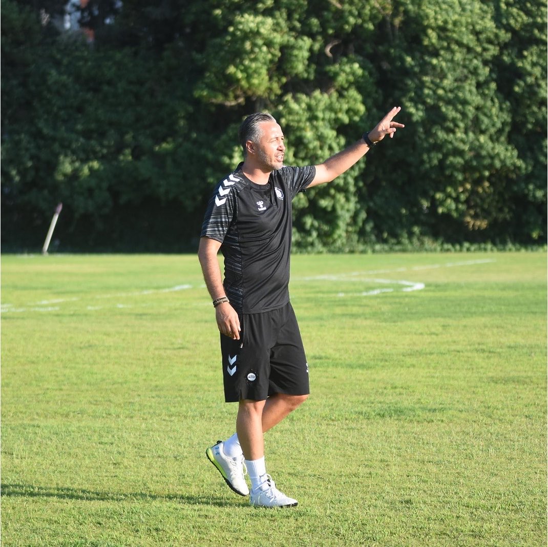 AltaySporKulubu's tweet photo. Hoşgeldin Tuna Üzümcü!

Bugün başlayan 2026/2027 Futbol Sezonu hazırlıkları öncesinde Genel Menajerimiz Atakan Atalay ve Teknik Direktörümüz Tuna Üzümcü bir araya gelerek yeni sezonun hazırlıkları ile ilgili istişarelerde bulundular.

Yapılan görüşme sonrasında Profesyonel Futbol Takımımız Tuna Üzümcü nezaretinde çalışmalara başladı. Teknik Direktörümüz Tuna Üzümcü’ye Hoşgeldin diyor, başarılı bir sezon diliyoruz.