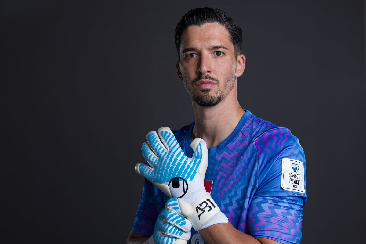 BeMorr01's tweet photo. 🚨🔴 BREAKING: ALTAY BAYINDIR LEAVES MANCHESTER UNITED!

Altay Bayındır is set to join Celta Vigo on a season-long loan for the 2026/27 campaign, with an option to buy for around £3.5M. 🇹🇷🇪🇸

Celta will cover his wages as the Turkish goalkeeper looks for the regular playing time he couldn’t secure at Old Trafford.

Just 17 appearances for United since arriving from Fenerbahçe in 2023.

A fresh start in La Liga… or the beginning of the end of his Man United career? 👀

🔴➡️🇪🇸 Good move for Bayındır?

#MUFC #ManUnited #AltayBayindir #CeltaVigo #TransferNews