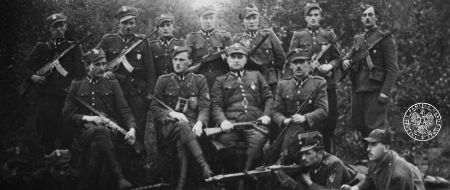 AnitaSchelde's tweet photo. 7/8 VIII 1943 r. Oddział Kedywu Armii Krajowej Obwodu Radomsko pod dowództwem Śp. por. Stanisława Michała Sojczyńskiego ps. „Zbigniew” (późniejszego Legendarnego „Warszyca”) - rozbił katownię Gestapo w Radomsku. 

3 sierpnia 1943 r. Niemcy (Gestapo i żandarmeria) przeprowadzili pacyfikację wsi Rzejowice - rodzinnej miejscowości por. Sojczyńskiego. Spalono wiele domostw, zabito kilku mieszkańców, aresztowano i wywieziono do Radomska licznych żołnierzy AK oraz cywilów.

W nocy z 7 na 8 sierpnia, 100 Polskich Partyzantów wkroczyło do Radomska, zaskoczyło załogę i rozbiło katownię. Akcja przebiegła bez strat własnych.

Uwolniono :
ok. 40–46 Polaków (głównie żołnierzy AK i mieszkańców Rzejowic),
11 Żydów (pozostałych po likwidacji getta w Radomsku).
Wieczna Chwała Bohaterom ! #WyklętPamięć
https://t.co/uYX0ELCMFj