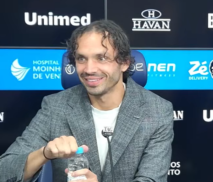 museu_gremio's tweet photo. "Filip Krovinović não sai no BID e adia estreia pelo Grêmio"

Muito triste que o nosso Carlos Kaiser dos Bálcãs deve estar de ter garantido mais uma semaninha fingindo que é jogador de futebol: https://t.co/OmDpQ5SeJp