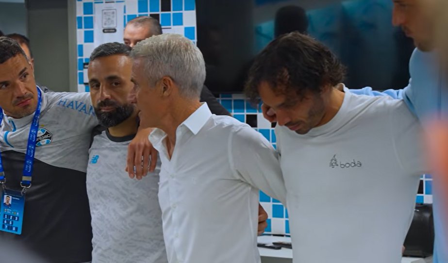 museu_gremio's tweet photo. "Filip Krovinović não sai no BID e adia estreia pelo Grêmio"

Muito triste que o nosso Carlos Kaiser dos Bálcãs deve estar de ter garantido mais uma semaninha fingindo que é jogador de futebol: https://t.co/OmDpQ5SeJp