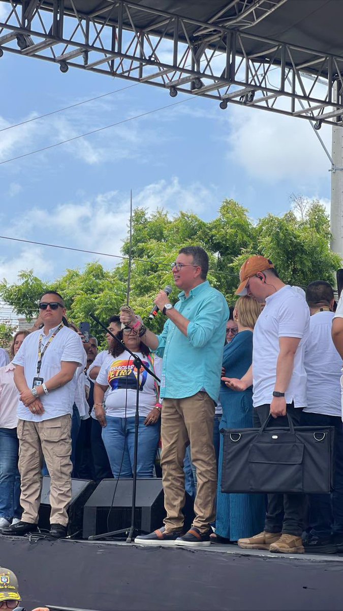 delahozzdice's tweet photo. Desde Barranquilla levantamos la espada de Bolívar, no para la guerra, sino para defender la libertad, la paz y la democracia.

Hoy el Caribe se levanta como territorio de resistencia democrática y como un proyecto con vocación de poder. No queremos violencia. Queremos transformar, gobernar y volver a ganar en las urnas.

¡Que viva Bolívar! ¡Que viva la democracia!🇨🇴🇨🇴 @petrogustavo  @PactoCol
