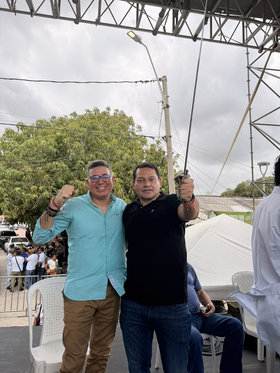 delahozzdice's tweet photo. Desde Barranquilla levantamos la espada de Bolívar, no para la guerra, sino para defender la libertad, la paz y la democracia.

Hoy el Caribe se levanta como territorio de resistencia democrática y como un proyecto con vocación de poder. No queremos violencia. Queremos transformar, gobernar y volver a ganar en las urnas.

¡Que viva Bolívar! ¡Que viva la democracia!🇨🇴🇨🇴 @petrogustavo  @PactoCol