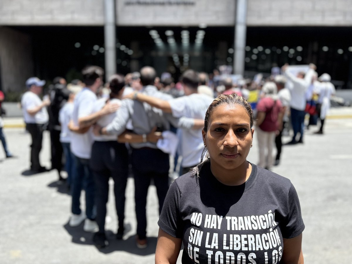 Cat_lucy1's tweet photo. Families of political prisoners, ex political prisoners themselves and supporters marched today in Caracas demanding freedom for   those who haven’t yet been released. They say a transition in Venezuela must include the release of all political prisoners. The government and chavistas don’t use that term as they don’t believe  there are any. Many of those detained were accused of crimes such a terrorism, although hundreds have been released since the capture of Maduro in January. Yet hundreds still haven’t.