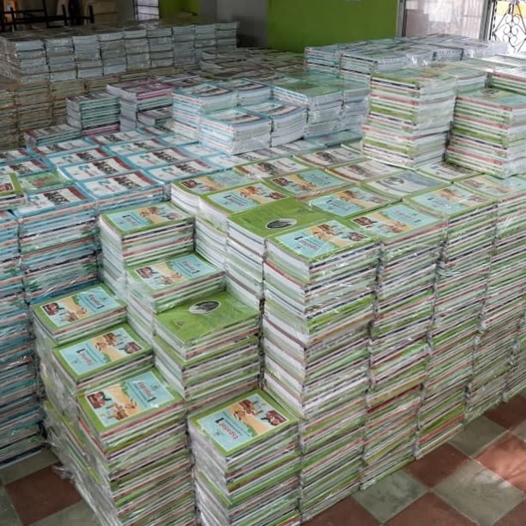 TommyZambranoM's tweet photo. Iniciamos nuestra agenda de trabajo en San Lorenzo, Valle, con la entrega de libros de texto en la Escuela General Francisco Morazán, junto a la ministra de Educación, Ivette Argueta, las autoridades de la escuela y de la Dirección Departamental de Educación.

Reafirmamos nuestro compromiso de seguir fortaleciendo la educación y brindando mejores herramientas para la niñez hondureña.

💙📚 ¡La educación es la mejor inversión para el futuro de Honduras!