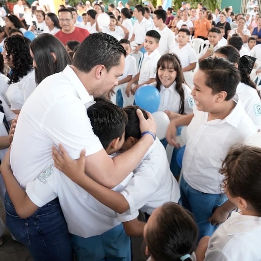 TommyZambranoM's tweet photo. Iniciamos nuestra agenda de trabajo en San Lorenzo, Valle, con la entrega de libros de texto en la Escuela General Francisco Morazán, junto a la ministra de Educación, Ivette Argueta, las autoridades de la escuela y de la Dirección Departamental de Educación.

Reafirmamos nuestro compromiso de seguir fortaleciendo la educación y brindando mejores herramientas para la niñez hondureña.

💙📚 ¡La educación es la mejor inversión para el futuro de Honduras!