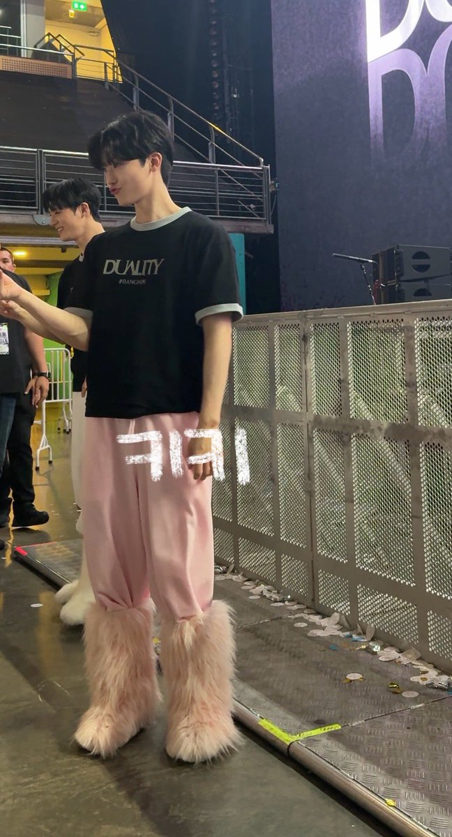 jenododo23's tweet photo. shawty got them apple bottom jeans
boots with the fur (with the fur)
the whole club was looking at her https://t.co/H2KK7cOsiy