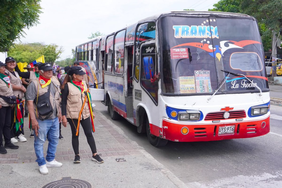 ernestoyamhure's tweet photo. En buses pagados por Euclides Torres, se moviliza la gente que busca boicotear en Barranquilla el día de la posesión de @ABDELAESPRIELLA. Esa es la tal «Resistencia civil» que promueven Cepeda y Petro. Difundan. https://t.co/EOcHtzKLhf