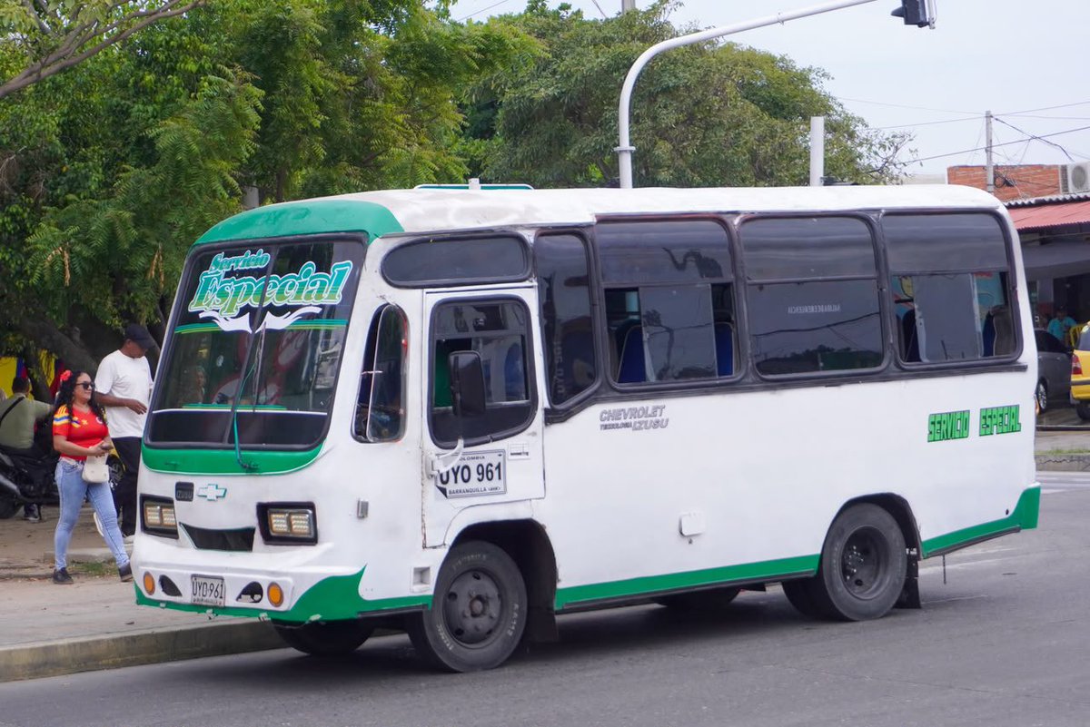 ernestoyamhure's tweet photo. En buses pagados por Euclides Torres, se moviliza la gente que busca boicotear en Barranquilla el día de la posesión de @ABDELAESPRIELLA. Esa es la tal «Resistencia civil» que promueven Cepeda y Petro. Difundan. https://t.co/EOcHtzKLhf