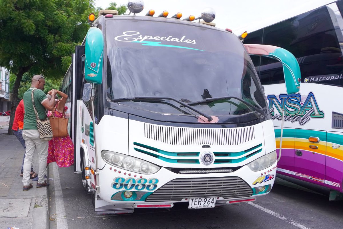 ernestoyamhure's tweet photo. En buses pagados por Euclides Torres, se moviliza la gente que busca boicotear en Barranquilla el día de la posesión de @ABDELAESPRIELLA. Esa es la tal «Resistencia civil» que promueven Cepeda y Petro. Difundan. https://t.co/EOcHtzKLhf
