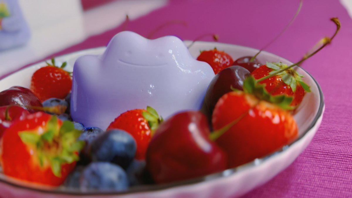 hebrandloe's tweet photo. don't forget to feed your lil guys plenty of berries🍓 https://t.co/ygfrzxhuMQ