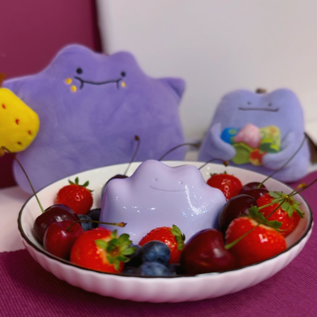 hebrandloe's tweet photo. don't forget to feed your lil guys plenty of berries🍓 https://t.co/ygfrzxhuMQ